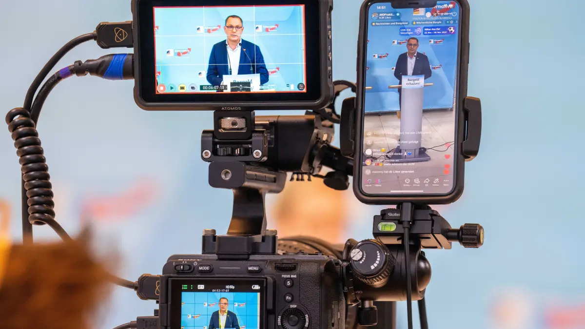 Tino Chrupalla, AfD-Bundesvorsitzender und Fraktionsvorsitzender der AfD, ist auf mehreren Geräten für die Social Media Übertragung beim Pressestatement vor der Fraktionssitzung der AfD im Bundestag zu sehen. +++ dpa-Bildfunk +++