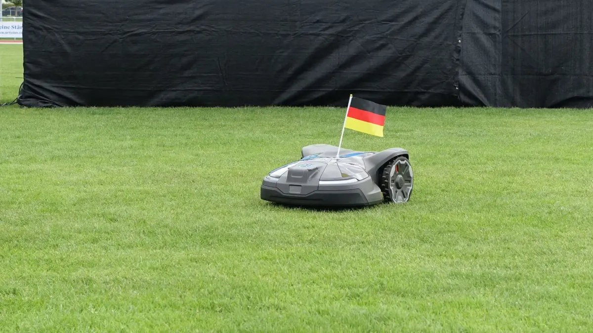 14.6.24 EM Public Viewing Hechingen Rasenmäh-Roboter
