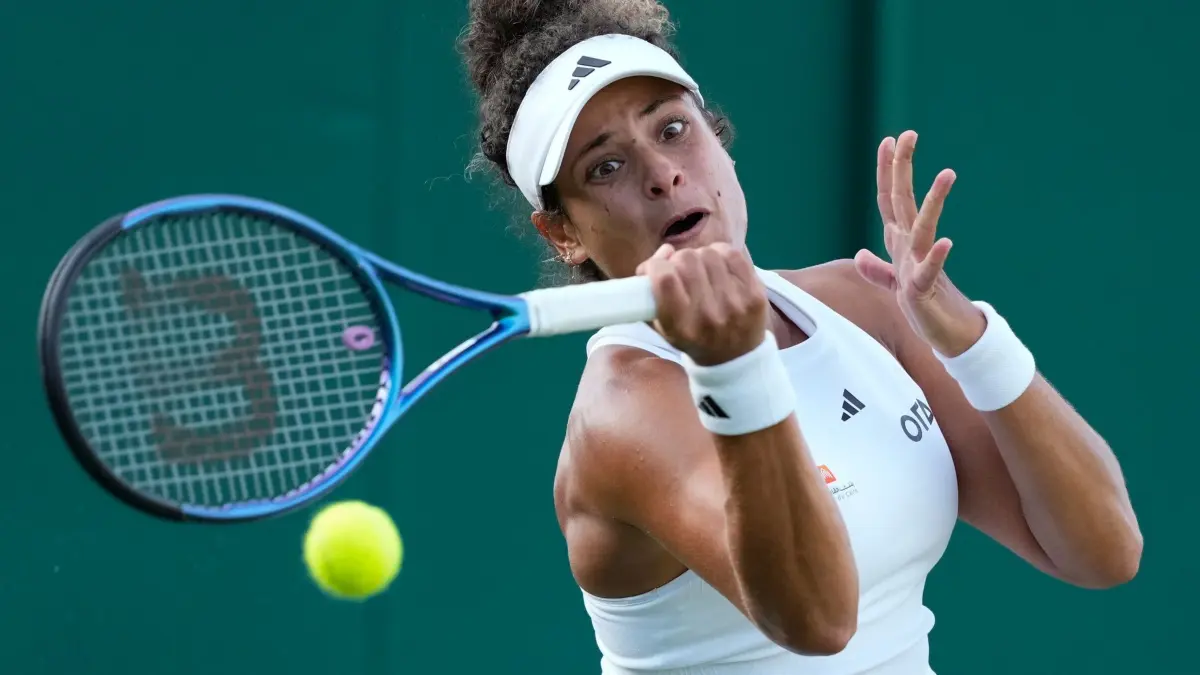 Wimbledon 2024: 02.07.2024, Großbritannien, London: Tennis: Grand Slam; WTA-Tour; Wimbledon, Einzel, Damen, 1. Runde; Galfi (Ungarn) - Sherif (Ägypten): Mayar Sherif aus Ägypten spielt einen Vorhand-Return. Foto: Mosa'ab Elshamy/AP/dpa +++ dpa-Bildfunk +++