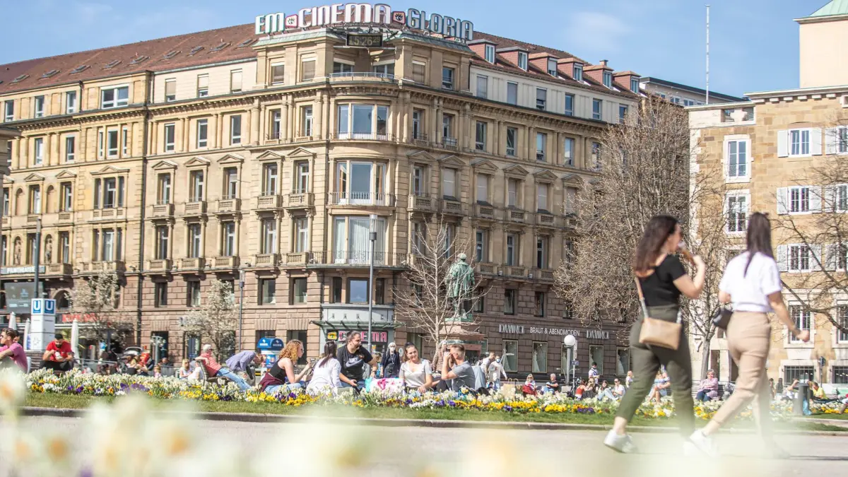Sommerliche Temperaturen und blühende Blumen locken Stuttgarter ins Freie - Menschen genießen die Sonne auf dem Schloßplatz bei 27 Grad. *** Summer temperatures and blooming flowers lure Stuttgart residents outdoors People enjoy the sun on Schloßplatz at 27 degrees Copyright: xSimonxAdomatx