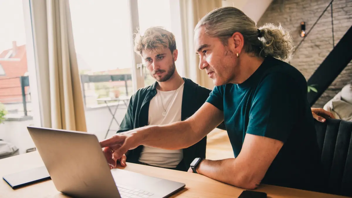 Zwei Personen an einem Laptop: ILLUSTRATION - Die Vorsorge für den digitalen Nachlass umfasst nicht nur das Erstellen einer Liste mit Konten und Passwörtern, sondern auch die Bestimmung einer Vertrauensperson. (zu dpa: «Was passiert mit meinen Daten nach dem Tod?») Foto: Zacharie Scheurer/dpa-mag - Honorarfrei nur für Bezieher des Dienstes dpa-Magazin +++ dpa-Magazin +++
