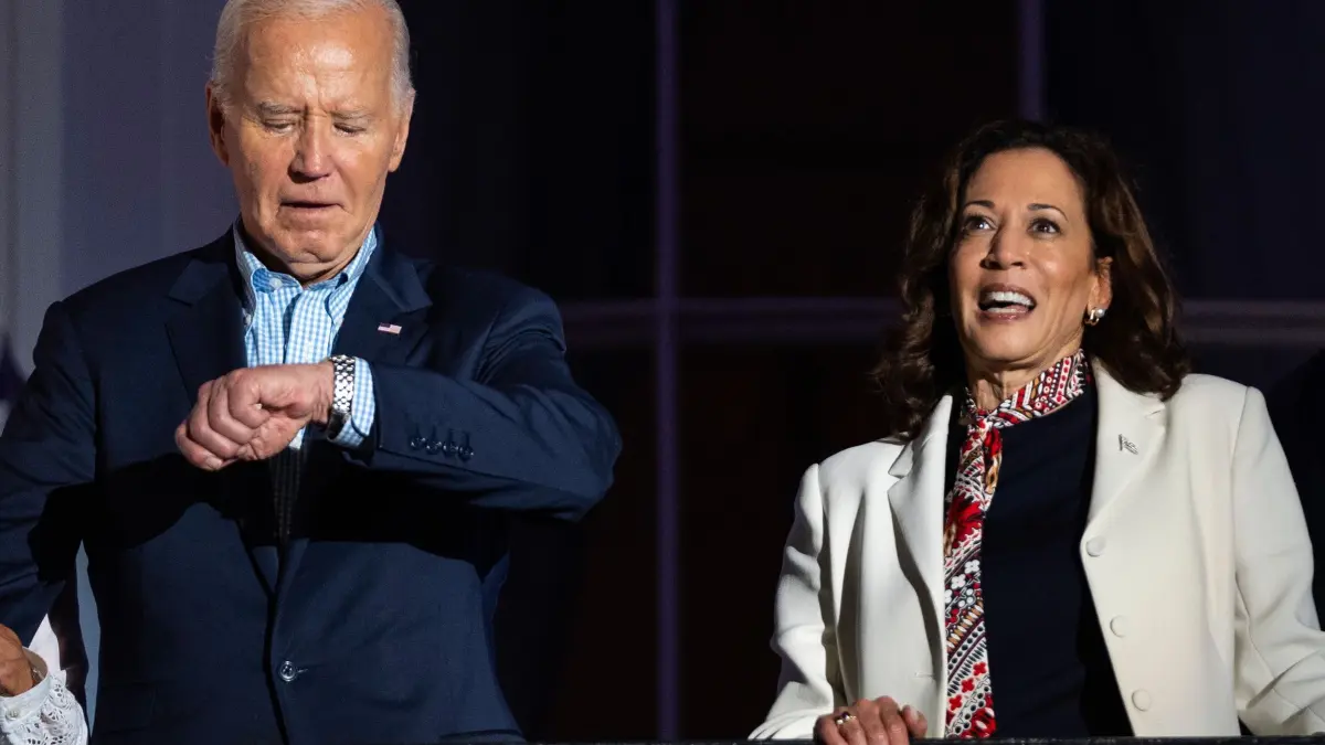 Unabhängigkeitstag in den USA: 04.07.2024, USA, Washington: Präsident Joe Biden und Vizepräsidentin Kamala Harris warten vom Balkon des Weißen Hauses aus auf den Beginn des Feuerwerks zum Unabhängigkeitstag über der National Mall. Foto: Evan Vucci/AP/dpa +++ dpa-Bildfunk +++