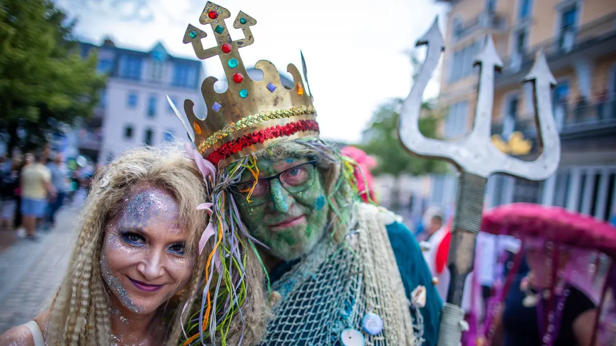 Beginn 86. Warnemünder Woche: 06.07.2024, Mecklenburg-Vorpommern, Rostock: Neptun und sein Gefolge ziehen beim 21. «Niege Ümgang» zum Auftakt der 86. Warnemünder Woche durch den Ort. Der Umzug durch das Ostseebad eröffnet die Warnemünder Woche. Zur Warnemünder Woche werden bis zum 14. Juli wieder Hunderttausende Besucher erwartet. Foto: Jens Büttner/dpa +++ dpa-Bildfunk +++