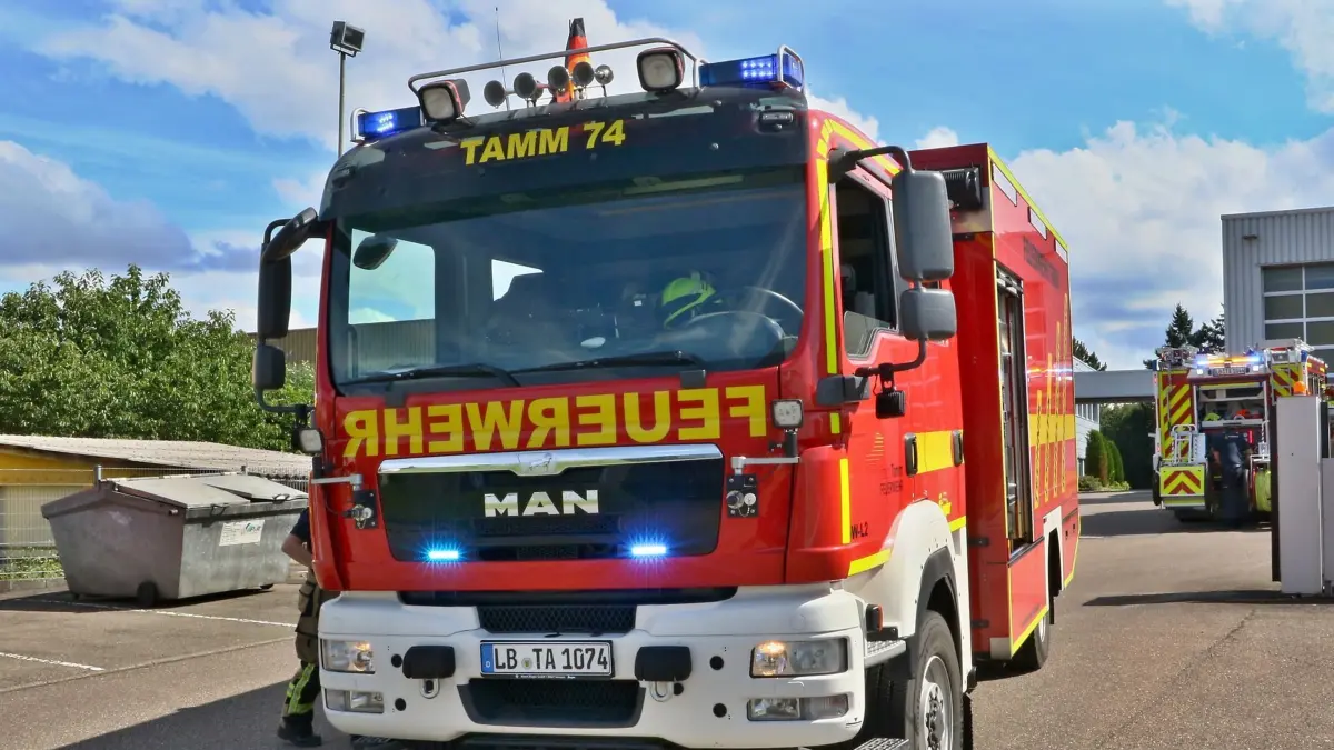 13.07.2024: Die Auslösung der Brandmeldeanlage in einer stillgelegten Industriehalle führte am Samstagnachmittag zu einem andethalbstündigen Einsatz der Freiwilligen Feuerwehr Tamm. Gegern 15 Uhr wurde der Löschzug der Feuerwehr Tamm und die Drehleiter der Asperger Feuerwehr zur Auslösung einer Brandmeldeanlage in die Tammer Hofäckerstraße. Da unmittelbar davor der Umzug des Fleckafescht geendet hatte, konnte die Feuerwehr Tamm unverzüglich ausrücken. Bei der ersten Erkundung konnte eine unklare Rauchentwicklung in einer großen Industriehalle festgestellt werden. Unverzüglich wurde daher ein Löschangriff vorbereitet und mehrere Trupps drangen unter Atemschutz in das weitläufige Gebäude ein. In einem Technikraum konnte Ursprung der Rauchentwicklung eingegrenzt werden, vermutlich war ein "abgerauchter" Kondensator in einem Serverschrank ursächlich. Ein leichtverletzter Feuerwehrmann wurde vom Rettungsdienst ambulant behandelt.Die große Industriehalle wurde währenddessen mit mehreren Hochleistungslüfter entraucht. Da mehrmalige Kontrollen mit Wärmebildkameras keinerlei auffällige Werte ergaben, konnten das Gebäude nach rund anderhalbstündiger, schweißtreibender Arbeit an die Gebäudeverantwortlichen übergeben werden.
Foto: KS-Images.de/Andreas Rometsch