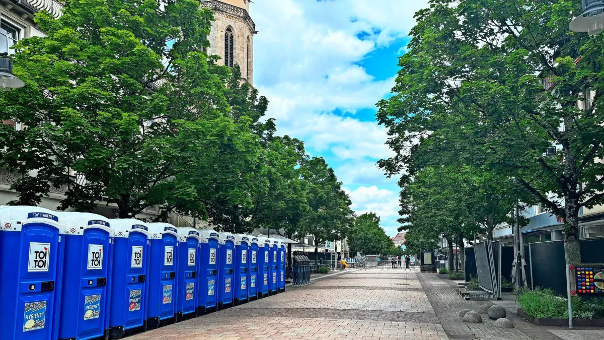 Reihung von Dixi-Klos am Rand des Marktplatzes