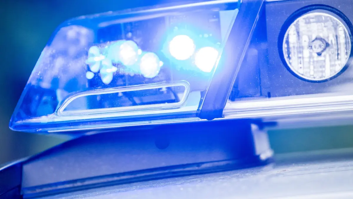 Polizei Blaulicht: ARCHIV - 15.05.2019, Bayern, Dachau: Ein Blaulicht leuchtet an einer Polizeistreife. (zu dpa: «Angeblicher Überfall auf Schüler nur erfunden») Foto: Lino Mirgeler/dpa +++ dpa-Bildfunk +++