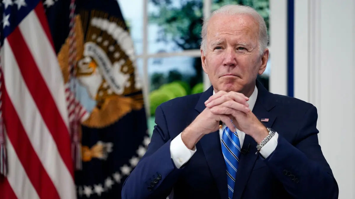 Joe Biden: ARCHIV - 27.12.2021, USA, Washington: Joe Biden, Präsident der USA, nimmt an der regelmäßigen Telefonkonferenz des Covid-19-Reaktionsteams des Weißen Hauses mit der Nationalen Gouverneursvereinigung im South Court Auditorium im Eisenhower Executive Office Building auf dem Campus des Weißen Hauses teil. (zu dpa: «Biden zieht sich aus US-Präsidentschaftsrennen zurück») Foto: Carolyn Kaster/AP/dpa +++ dpa-Bildfunk +++