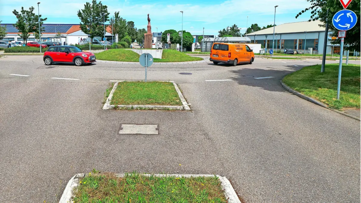 Leonberg Höfingen - Planungsausschuss Leonberg: Höfingen bekommt in naher Zukunft lang ersehnten Querungshilfen, damit die Fußgänger sicherer über die Straßen kommen. Im Bild: Kreisverkehr in der Ditzinger Strasse