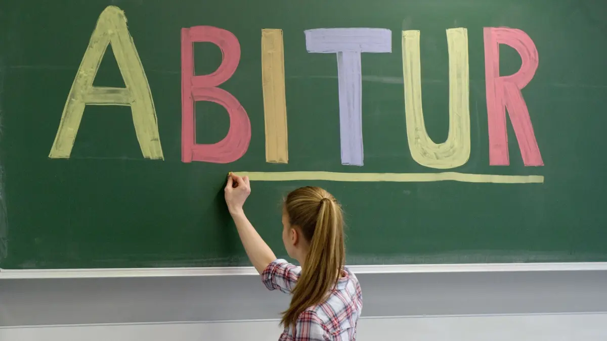 ARCHIV - 19.03.2012, Baden-Württemberg, Sigmaringen: Eine Schülerin unterstreicht das Wort «Abitur» an der Tafel. Ab Montag wird der diesjährige Abiturjahrgang in Baden-Württemberg geprüft. (zu dpa «Abiturprüfungen beginnen erneut unter Corona-Bedingungen») Foto: picture alliance / dpa +++ dpa-Bildfunk +++