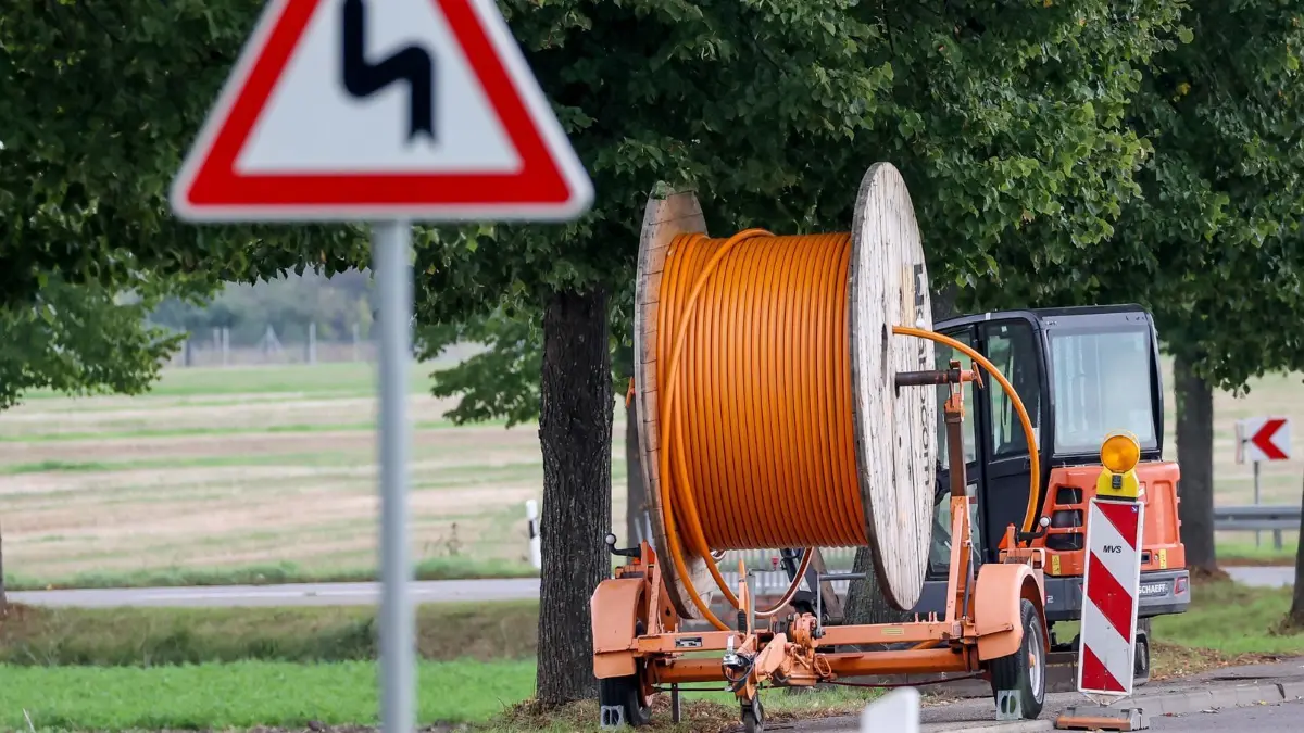 Breitbandausbau in Thüringen: ARCHIV - 21.09.2021, Sachsen-Anhalt, Günthersdorf: Eine Kabeltrommel mit Glasfaserkabel steht an einer schmalen Landstraße. (zu dpa: «Fördermillionen für Glasfaseranschlüsse in Thüringen») Foto: Jan Woitas/dpa-Zentralbild/dpa +++ dpa-Bildfunk +++