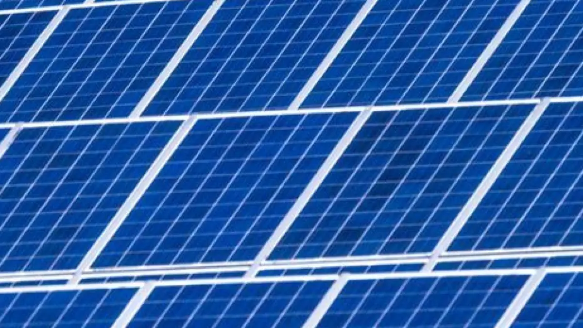 Ausbau der Solarenergie in Deutschland: 29.07.2024, Mecklenburg-Vorpommern, Wismar: Solarmodule stehen in einem Solarpark. Der Ausbau der Solarenergie in Deutschland gewinnt an Fahrt. Von Anfang Januar bis 18.07.2024 lag die neu installierte Photovoltaik-Leistung um ein Viertel höher als in der ersten Hälfte 2023, wie der Bundesverband Solarwirtschaft mitteilt. In Summe produzierten die installierten Solaranlagen im Jahr 2023 rund 62 Terawattstunden Strom und deckten damit laut Solarverband rund zwölf Prozent des gesamten Bruttostromverbrauchs. Foto: Jens Büttner/dpa +++ dpa-Bildfunk +++