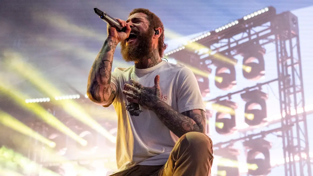 Post Malone: ARCHIV - 27.05.2023, USA, Napa: Post Malone, Musiker aus den USA, tritt während des BottleRock Music Festivals auf. (zu dpa: «Post Malone enthüllt Trackliste für Album - viel Country») Foto: Amy Harris/Invision/AP/dpa +++ dpa-Bildfunk +++