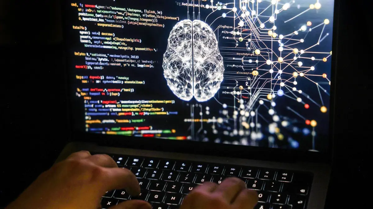 Künstliche Intelligenz (KI): ACHTUNG: SPERRFRIST 31. JULI 20:00 UHR. ACHTUNG: DIESER BEITRAG DARF NICHT VOR DER SPERRFRIST, 31. JULI, 20 UHR, VERÖFFENTLICHT WERDEN! EIN BRUCH DES EMBARGOS KÖNNTE DIE BERICHTERSTATTUNG ÜBER STUDIEN EMPFINDLICH EINSCHRÄNKEN. DER HINWEIS GILT FÜR DIE STUDIE IM JOURNAL «PLOS ONE» - ILLUSTRATION - 17.05.2024, Nordrhein-Westfalen, Köln: Eine Person arbeitet am Rechner, auf dessen Bildschirm ein durch Künstliche Intelligenz generiertes Illustrationsbild mit Code verschiedener Programmiersprachen und einem neuronalen Netzwerk-Diagramm zu sehen ist. (zu dpa: «Menschen haben Zweifel an medizinischen KI-Ratschlägen - oft zu Recht») Foto: Oliver Berg/dpa +++ dpa-Bildfunk +++