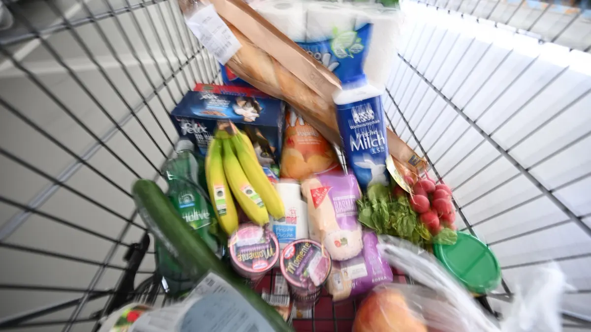 Inflation - Warenkorb: PRODUKTION - 11.04.2024, Baden-Württemberg, Eßlingen: In einem Einkaufswagen liegen nach einem Einkauf Lebensmittel und Waren des täglichen Bedarfs. Das Statistische Bundesamt gibt am 12.04.2024 in Wiesbaden die Inflationsrate für den März 2024 bekannt. (zu dpa: «Ladendieb bedroht Detektiv mit Skalpell – U-Haft») Foto: Bernd Weißbrod/dpa +++ dpa-Bildfunk +++
