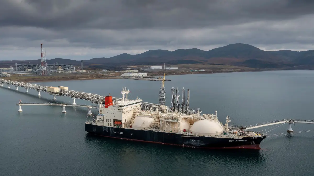 Frankreich importiert flüssiges Erdgas aus Russland: ARCHIV - 29.10.2021, Russland, Prigorodnoye: Der Tanker Sun Arrows entlädt seiner Ladung mit verflüssigtem Erdgas aus dem Sachalin-2-Projekt im Hafen von Prigorodnoye. Die Lieferungen von russischem Flüssigerdgas nach Frankreich haben sich in der ersten Hälfte dieses Jahres mehr als verdoppelt, wie neue Analysen von Handelsdaten zeigen, und das zu einer Zeit, in der Europa versucht, sich von Energiekäufen zurückzuziehen, die zur Finanzierung des Einmarsches des Kremls in der Ukraine beitragen. Foto: Uncredited/AP/dpa +++ dpa-Bildfunk +++