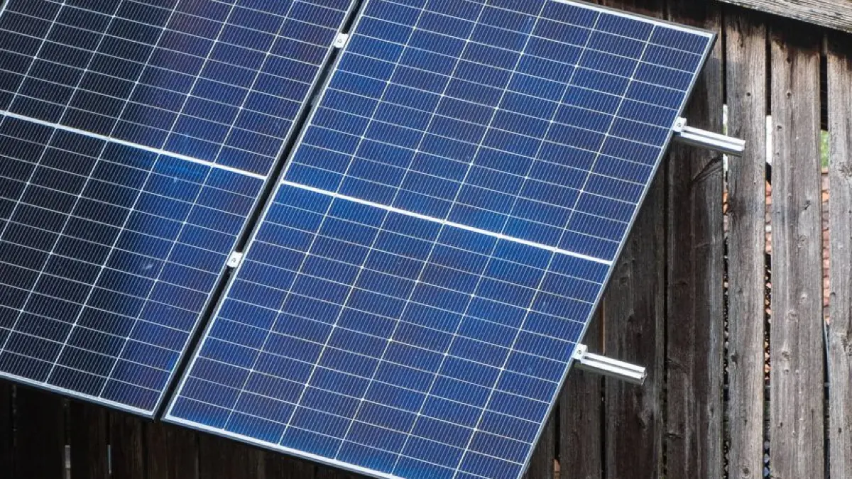 Solarpanele an einer Terasse in Uffenheim, Deutschland Uffenheim Bayern Deutschland *** Solar panels on a terrace in Uffenheim, Germany Uffenheim Bavaria Germany
