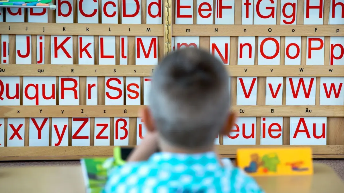 Sprach-Test: ARCHIV - 08.08.2016, NA, Dresden: Ein Kind sitzt vor einer Tafel mit Buchstaben. (zu dpa: ««Kita-Abitur»: Awo will Geld für Sprachkurse statt Tests») Foto: Arno Burgi/dpa-Zentralbild/dpa +++ dpa-Bildfunk +++