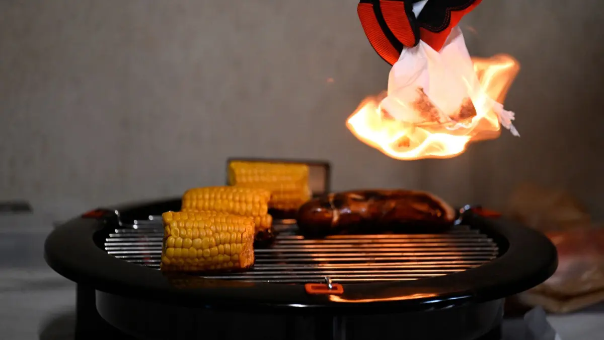 Feuerwehr demonstriert Gefahren beim Grillen: 07.08.2024, Nordrhein-Westfalen, Köln: Feuerwehrleute der Feuerwehr Köln demonstrieren wie schnell ein Elektrogrill durch die Resthitze Feuer fangen kann. Die Feuerwehr in Köln appelliert eindringlich an Grill-Fans, ihre glühenden Gerätschaften nicht aus den Augen zu lassen - vor allem, wenn Kinder in der Nähe sind. «Leider gibt es eine stattliche Zahl von bundesweit 4000 Grillunfällen pro Jahr», sagte Sprecher Ulrich Laschet der Deutschen Presse-Agentur. Foto: Roberto Pfeil/dpa +++ dpa-Bildfunk +++
