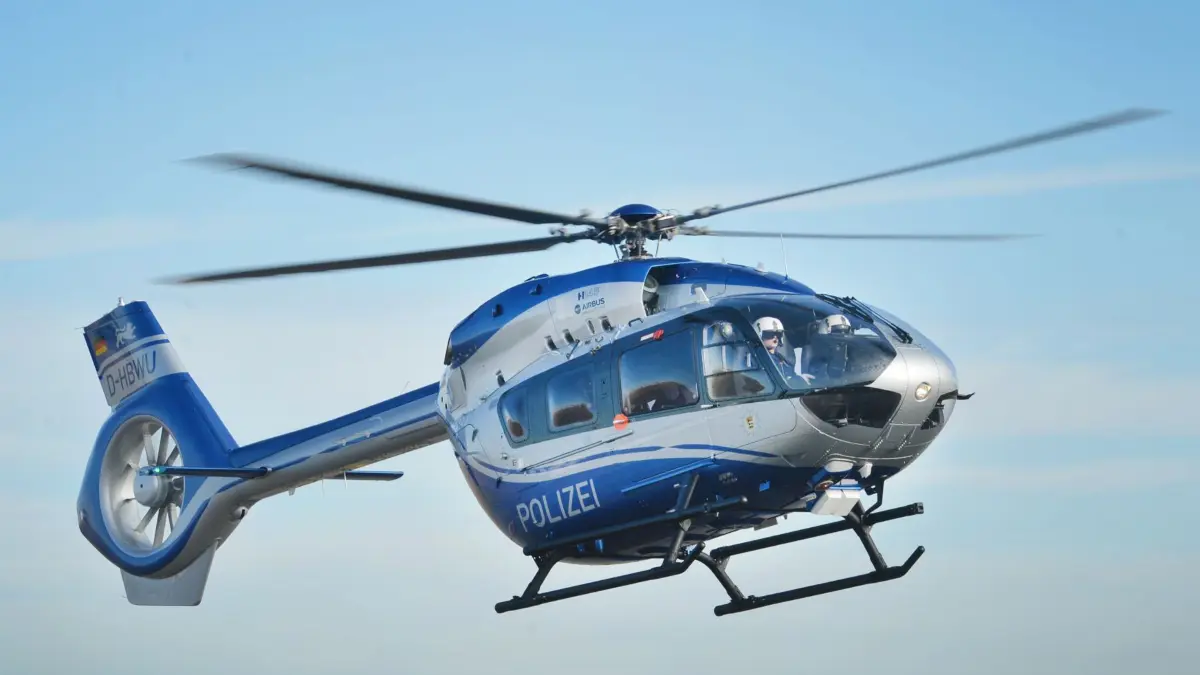 ARCHIV - Der neue Airbus-Polizeihubschrauber des Typs H 145 fliegt am 08.01.2016 über den Flughafen in Stuttgart (Baden-Württemberg). NRW-Innenminister Jäger (SPD) übergibt am MIttwoch den ersten von sechs neuen Airbus-Hubschraubern an die Polizeifliegerstaffel. Foto: Franziska Kraufmann/dpa +++(c) dpa - Bildfunk+++