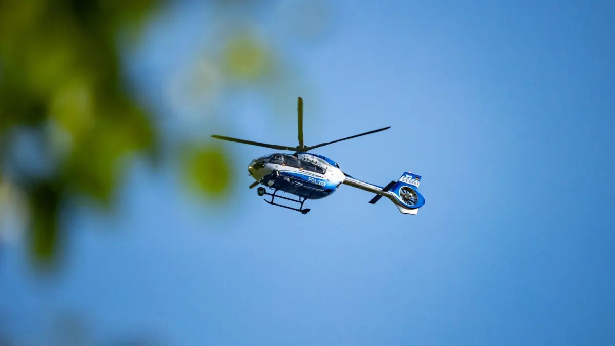 Ein Polizeihubschrauber kreiste am Samstag über Villingen-Schwenningen. Gesucht wurde ein Unfallverursacher. (Symbolfoto)