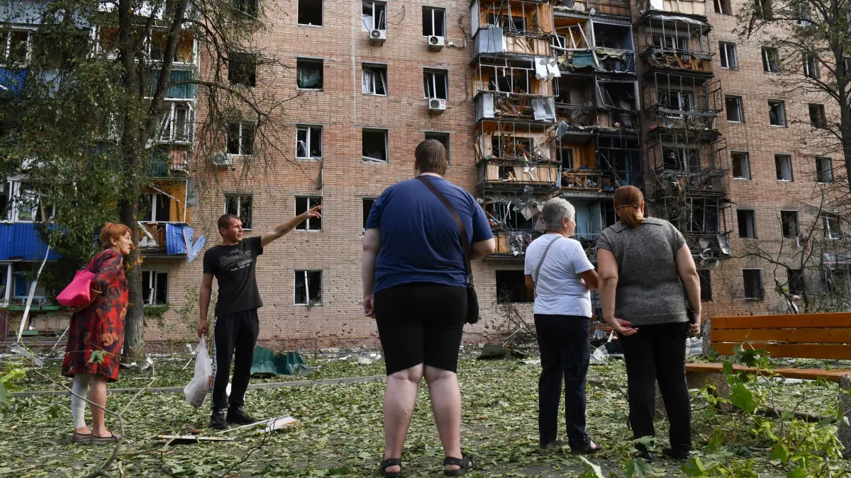 Ukraine-Krieg - Kursk: 11.08.2024, Russland, Kursk: Bewohner eines Wohnhauses, das nach dem Beschuss durch die ukrainische Seite beschädigt wurde, stehen in der Nähe des Gebäudes in Kursk. Foto: Uncredited/AP/dpa +++ dpa-Bildfunk +++