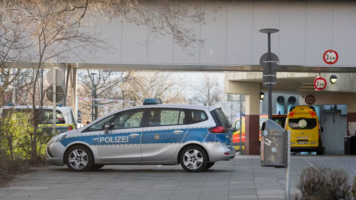 Ein Polizeiauto steht an der Zufahrt zur Rettungsstelle am Urban-Krankenhaus. Beamte der Berliner Polizei haben am Samstagabend die Notaufnahme des Urban-Krankenhauses in Kreuzberg bewacht. Dem sei ein Streit zwischen Menschengruppen im Gräfekiez mit drei Verletzten vorausgegangen, teilte ein Polizeisprecher am Sonntag mit. +++ dpa-Bildfunk +++