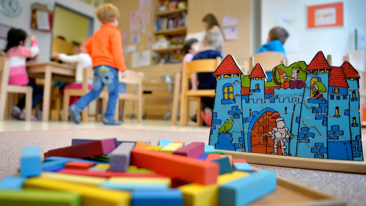 Kindertagesstätte: ARCHIV - 18.04.2016, Nordrhein-Westfalen, Düsseldorf: Spielzeug liegt in einer Kindertagesstätte auf dem Boden. (zu dpa: «Kabinett verabschiedet Gesetz für bessere Kita-Qualität») Foto: Monika Skolimowska/dpa +++ dpa-Bildfunk +++