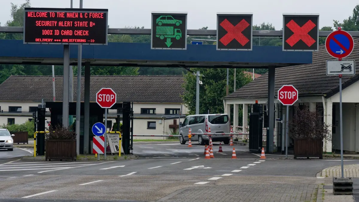 Sabotage-Alarm in der Bundeswehr: 14.08.2024, Nordrhein-Westfalen, Geilenkirchen -Teveren: Schilder weisen auf Kontrollen an der Einfahrt zur Nato Airbase in Geilenkirchen - Teveren hin. Polizei und Staatsschutz ermitteln nach einem Sicherheitsvorfall am Wasserwerk einer Luftwaffenkaserne Köln-Wahn wegen des Verdachts auf eine gegen die Bundeswehr gerichtete Sabotageaktion. In der insgesamt angespannten Lage wurden auch am Rande des Nato-Flugplatzes Geilenkirchen – von dort starten und landen Aufklärungsflüge – verdächtige Beobachtungen gemacht. Foto: Henning Kaiser/dpa +++ dpa-Bildfunk +++