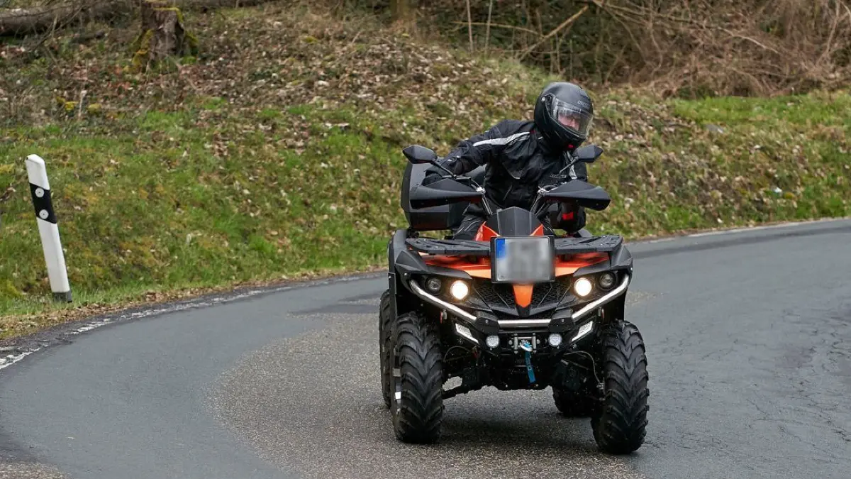 27.03.2021, Rheinland-Pfalz, Nievern: Ein Quadfahrer ist auf einer Landstrasse unterwegs. Das Risiko, bei einem Unfall schwer verletzt oder sogar getötet zu werden, ist laut Unfallexperte Brockmann bei einem Quad zehnmal höher als beim Auto. (zu dpa: Wo der Spaß aufhört: Vom riskanten Vergnügen mit dem Quad") Foto: Thomas Frey/dpa - ACHTUNG: Das Kennzeichen des Fahrzeugs wurde aus rechtlichen Gründen gepixelt +++ dpa-Bildfunk +++