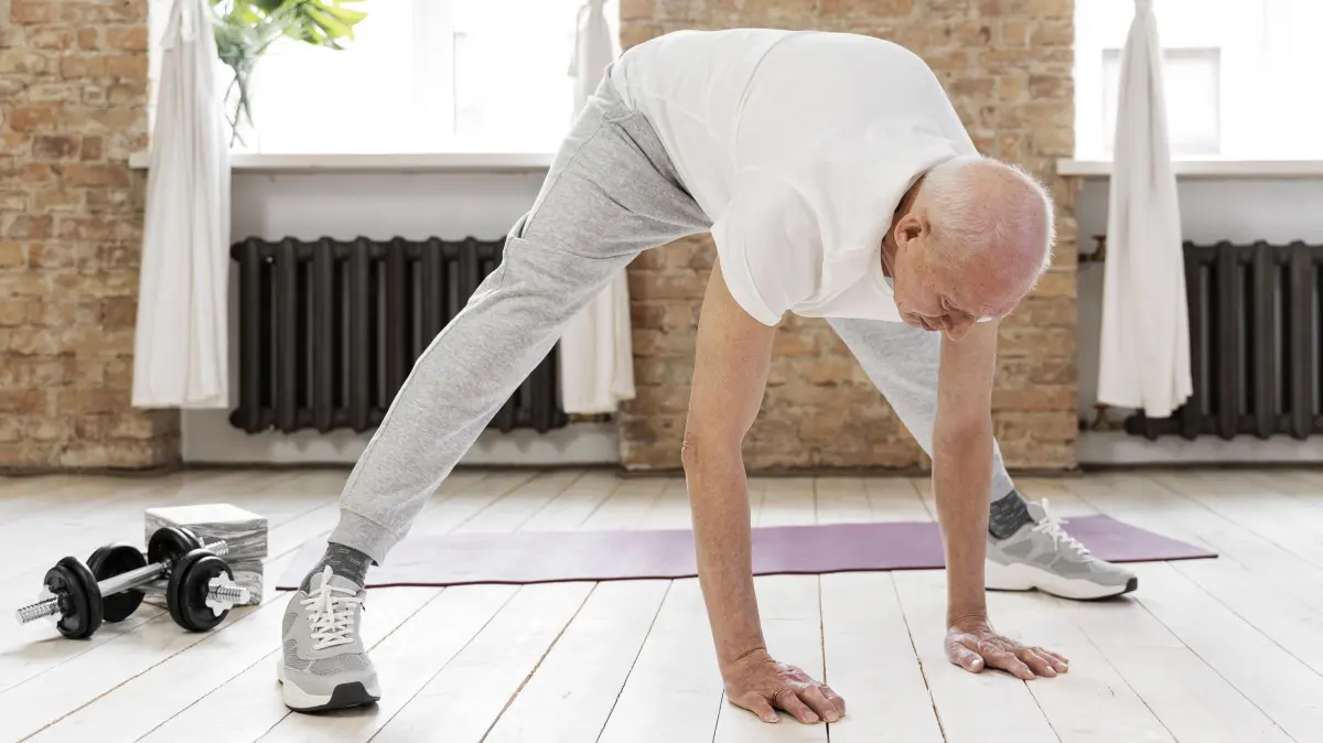 Dem Pflegenotstand vorbeugen: Aelterer Mann beim Sport in der Wohnung (Themenbild). Pflegebeduerftigkeit ist nicht unbedingt ein Schicksal, sondern laesst sich verhindern oder verzoegern. Aehnlich wie bei Herzinfarkt oder Schlaganfall gibt es Risikofaktoren, die man vermeiden kann. Aber kaum jemand spricht ueber Praevention. (Siehe epd-Bericht vom 16.08.2024)