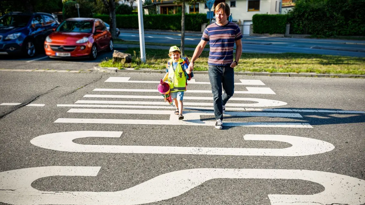 Schulweg: Sicherheit hat Vorfahrt: Nicht immer ist der kürzeste Weg der sicherste. Auf dem Schulweg auf dem Schulweg zählt nur die Sicherheit. Foto: HUK-COBURG / Weiterer Text über ots und www.presseportal.de/nr/7239 / Die Verwendung dieses Bildes für redaktionelle Zwecke ist unter Beachtung aller mitgeteilten Nutzungsbedingungen zulässig und dann auch honorarfrei. Veröffentlichung ausschließlich mit Bildrechte-Hinweis. Foto: Hagen Lehmann Coburg/HUK-COBURG/obs
