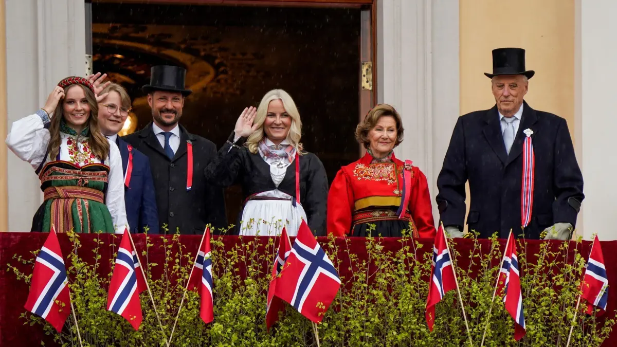 Norwegischer König Harald wird 85: ARCHIV - 17.05.2021, Norwegen, Oslo: Die norwegische Königsfamilie, König Harald (r-l), Königin Sonja, Kronprinz Haakon, Kronprinzessin Mette-Marit, Prinzessin Ingrid Alexandra und Prinz Sverre Magnus, grüßt vom Balkon des Königspalastes anlässlich des norwegischen Tags der Verfassung. Wenn Norwegens König Harald V. am 21.02.2022 seinen 85. Geburtstag feiert, kann er auf über drei Jahrzehnte auf dem Thron zurückblicken. (zu dpa: «Königsfamilie kommt zu Hochzeit von Prinzessin Märtha Louise») Foto: Lise Åserud/NTB pool/dpa +++ dpa-Bildfunk +++