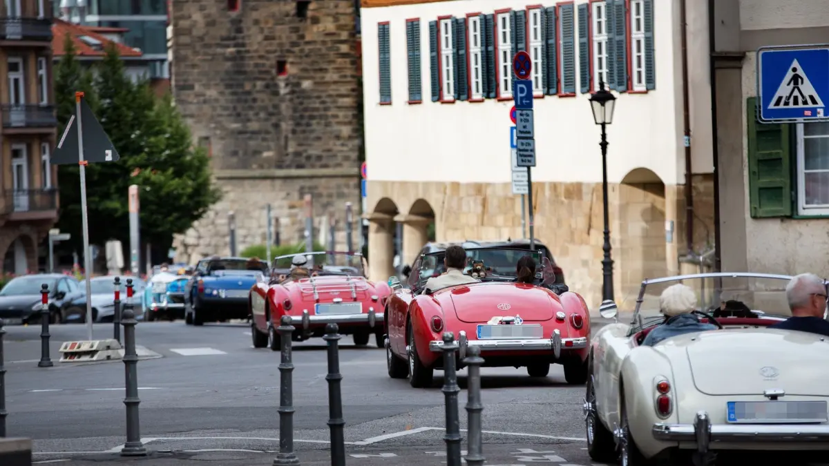 Kreis Esslingen - Oldtimer-Fans feiern die Kultmarke MG. Am Wochenende sind sie im Kreis Esslingen unterwegs. Wir sprechen mit ihnen über ihre Leidenschaft, über ihre Nachwuchssorgen und über ökologische Aspekte der Oldtimer-Begeisterung. Foto mit allen am Esslinger Marktplatz (Fotograf bitte pünktlich). Ansprechpartner Uwe Jensen (0171 9524914).
