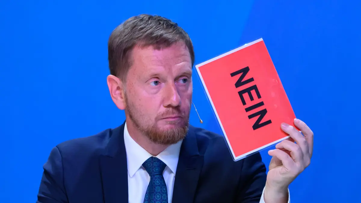 Michael Kretschmer (CDU), Ministerpräsident von Sachsen, hält beim Wahlforum der drei großen sächsischen Tageszeitungen zur Landtagswahl im Stromwerk im Kraftwerk Mitte eine Karte mit der Aufschrift „Nein“ in der Hand. Vertreter der sieben aussichtsreichsten Parteien im Landtagswahlkampf sind zur Debatte «Sachsen wählt» eingeladen. +++ dpa-Bildfunk +++