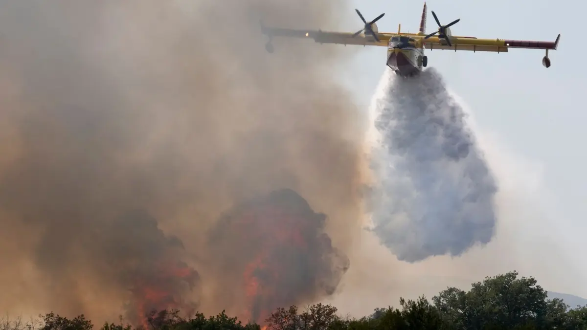 Löschflugzeug im Einsatz: ARCHIV - 21.08.2021, Kroatien, Biograd: Ein Löschflugzeug wirft Wasser aus der Adria über einem Waldbrand in der Nähe von Biograd ab. Waldbrände sollen in Deutschland auch in Zukunft ohne Unterstützung durch Löschflugzeuge bekämpft werden. (zu dpa: «Wieder Großeinsatz gegen Waldbrand an Adria-Küste») Foto: Darko Bandic/AP/dpa +++ dpa-Bildfunk +++