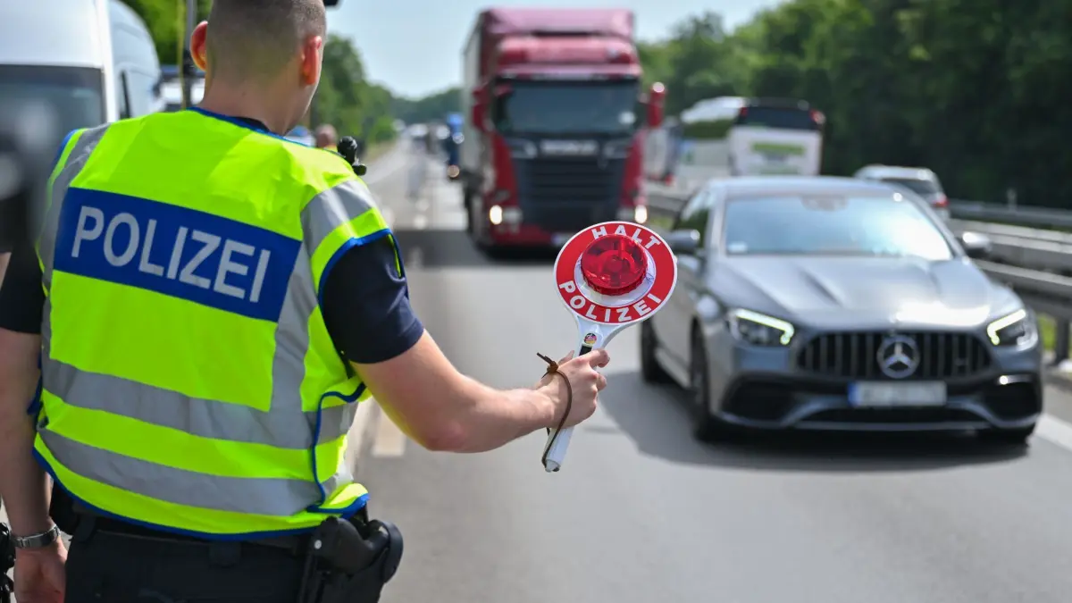 Symbolbild - Grenzkontrolle auf der A12: ARCHIV - 21.06.2024, Brandenburg, Frankfurt (Oder): Ein Beamter der Bundespolizei steht auf der Autobahn A12 nahe dem deutsch-polnischen Grenzübergang und stoppt ein Auto. (zu dpa: «Experten halten Grenzschließung durch Notlage für möglich») Foto: Patrick Pleul/dpa +++ dpa-Bildfunk +++