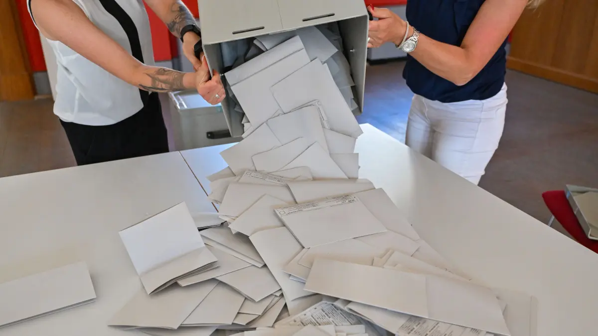 Kurz nach 18 Uhr werden die Stimmzettel aus der Wahlurne zur Europawahl ausgeschüttet. Die Europawahl begann am 6. Juni und in Deutschland wird am 9. Juni gewählt. +++ dpa-Bildfunk +++