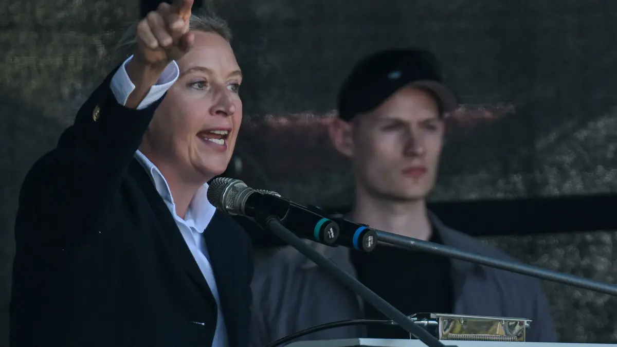 Wahlkampfabschluss der AfD mit Höcke und Weidel: 31.08.2024, Thüringen, Erfurt: Alice Weidel, Fraktionsvorsitzende der AfD, spricht auf einer AfD-Veranstaltung. Einen Tag vor den Landtagswahlen in Thüringen, findet in Erfurt der AfD-Wahlkampfabschluss statt. Das «Auf die Plätze»-Bündnis hat zum Gegenprotest aufgerufen. (zu dpa: «Tausende protestieren gegen AfD und Rechtsruck in Erfurt») Foto: Hannes P Albert/dpa +++ dpa-Bildfunk +++