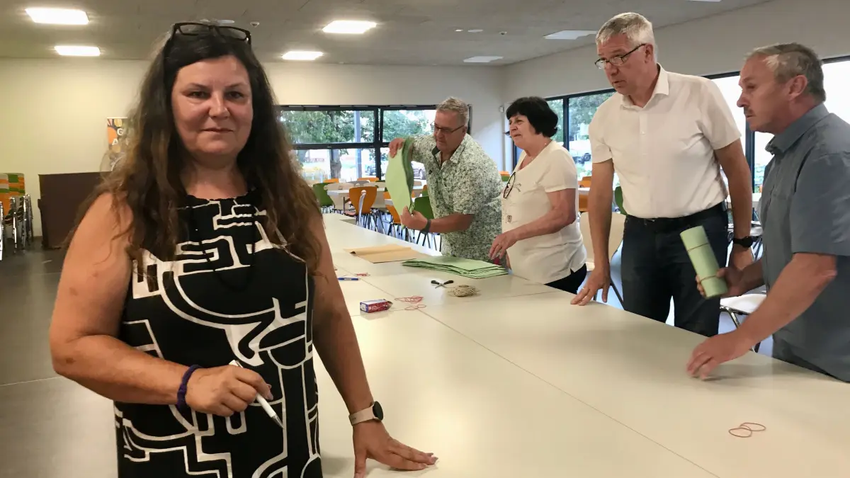 AfD-Direktkandidatin Doreen Schwietzer ist als Wahlbeobachterin im Wahllokal 013 im Lessing-Gymnasium in der Altstadt von Hoyerswerda bei der Auszählung dabei. Sie rechnet die Ergebnisse mit dem Taschenrechner mit.