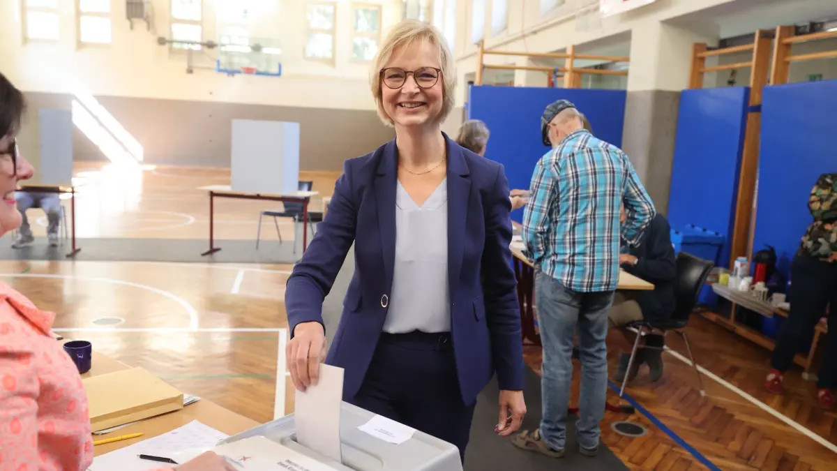 Landtagswahl Thüringen - Stimmabgabe Katja Wolf: 01.09.2024, Thüringen, Eisenach: Katja Wolf, Thüringer Spitzenkandidatin des BSW, gibt ihre Stimme zur Landtagswahl ab. In Thüringen findet am Sonntag die Landtagswahl statt. (zu dpa: «Spitzenkandidaten geben Stimmen ab») Foto: Bodo Schackow/dpa +++ dpa-Bildfunk +++