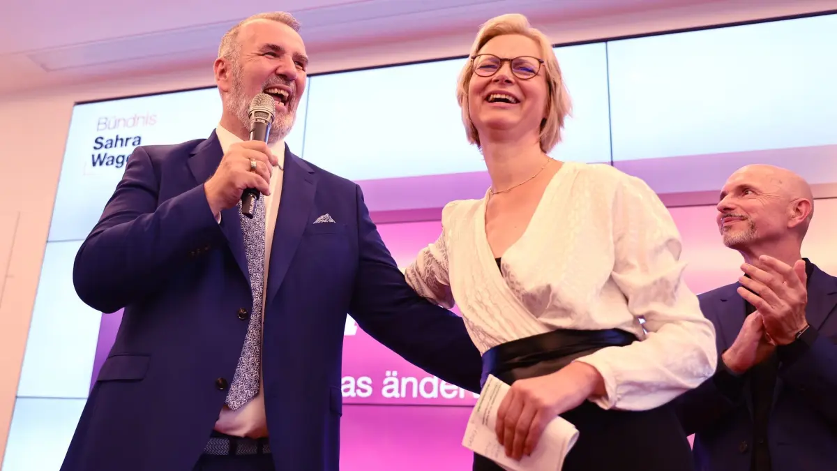 Landtagswahl Thüringen - BSW-Wahlparty: 01.09.2024, Thüringen, Erfurt: Katja Wolf, Landesvorsitzende und Spitzenkandidatin des Bündnis Sahra Wagenknecht (BSW) in Thüringen und Steffen Schütz (l), Landesvorsitzender und Spitzenkandidat des BSW in Thüringen, reagieren nach der Prognose um 18 Uhr. In Thüringen fand am Sonntag die Landtagswahl statt. Foto: Christoph Soeder/dpa +++ dpa-Bildfunk +++