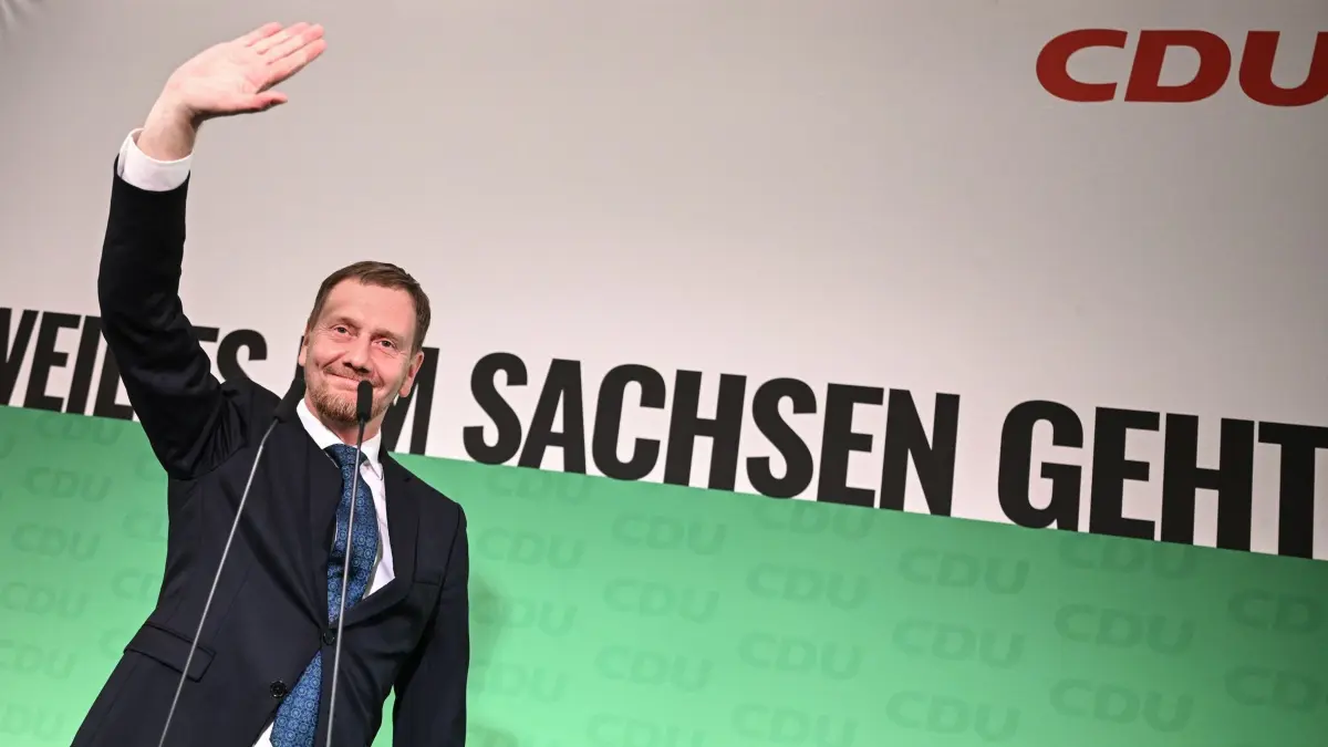 Landtagswahl in Sachsen - Wahlparty CDU: 01.09.2024, Sachsen, Dresden: Michael Kretschmer (CDU), amtierender Ministerpräsident von Sachsen und Spitzenkandidat, winkt nach der Verkündung der ersten Hochrechnungen auf der Bühne. In Sachsen fand am Sonntag die Landtagswahl statt. Foto: Robert Michael/dpa +++ dpa-Bildfunk +++