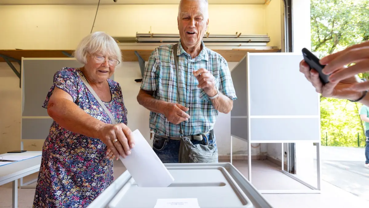 Landtagswahl in Thüringen - Stimmabgabe: 01.09.2024, Thüringen, Ilmenau: Hans-Jürgen und Christa Tischer werfen ihre Stimmzettel in die Wahlurne im Wahllokal in der Feuerwache 3 Ilmenau-Roda. In Thüringen findet am Sonntag die Landtagswahl statt. Foto: Michael Reichel/dpa +++ dpa-Bildfunk +++