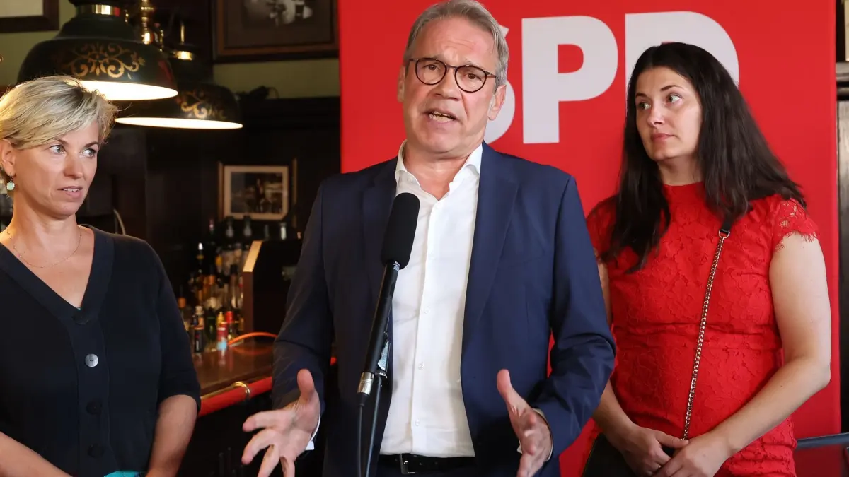 Landtagswahl Thüringen - Wahlparty SPD: 01.09.2024, Thüringen, Erfurt: Georg Maier (SPD), Vorsitzender der SPD in Thüringen und Spitzenkandidat, spricht bei der Wahlparty der SPD. Neben ihm seine Frau Antonia Sturm (r). In Thüringen fand am Sonntag die Landtagswahl statt. Foto: Bodo Schackow/dpa +++ dpa-Bildfunk +++