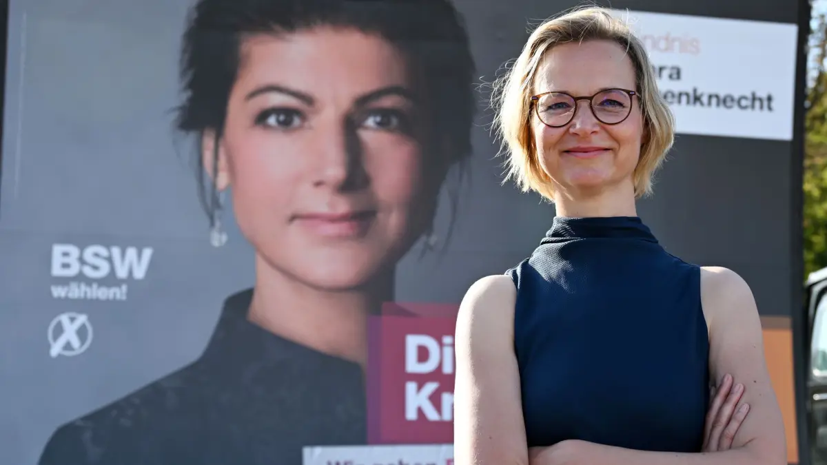 Thüringens BSW-Chefin Katja Wolf: 29.08.2024, Thüringen, Erfurt: Katja Wolf, Landesvorsitzende des Bündnis Sahra Wagenknecht (BSW) und Spitzenkandidatin für die Landtagswahl 224 in Thüringen, steht vor einem Plakat mit dem Bild der Parteivorsitzenden S. Wagenknecht am Rande einer Wahlkampf-Veranstaltung auf dem Erfurter Domplatz. Am 1. September 2024 wird in Thüringen ein neuer Landtag gewählt. (zu dpa: «BSW-Spitzenkandidatin Katja Wolf verpasst Direktmandat») Foto: Martin Schutt/dpa +++ dpa-Bildfunk +++