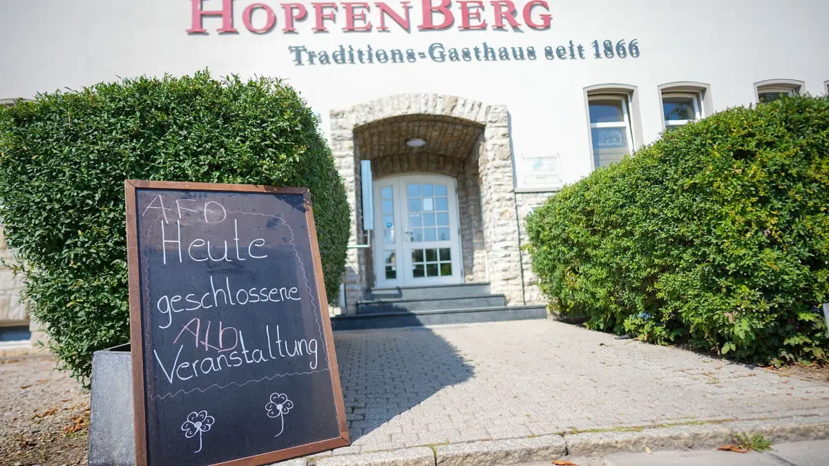 Landtagswahl in Thüringen: 01.09.2024, Thüringen, Erfurt: Ein Schild mit der Schrift «Heute geschlossene Veranstaltung» steht vor dem Restaurant Hopfenberg, wo die Wahlparty der AfD für die Landtagswahl in Thüringen stattfinden soll. Presse ist bei der Veranstaltung nicht erlaubt. Foto: Michael Kappeler/dpa +++ dpa-Bildfunk +++