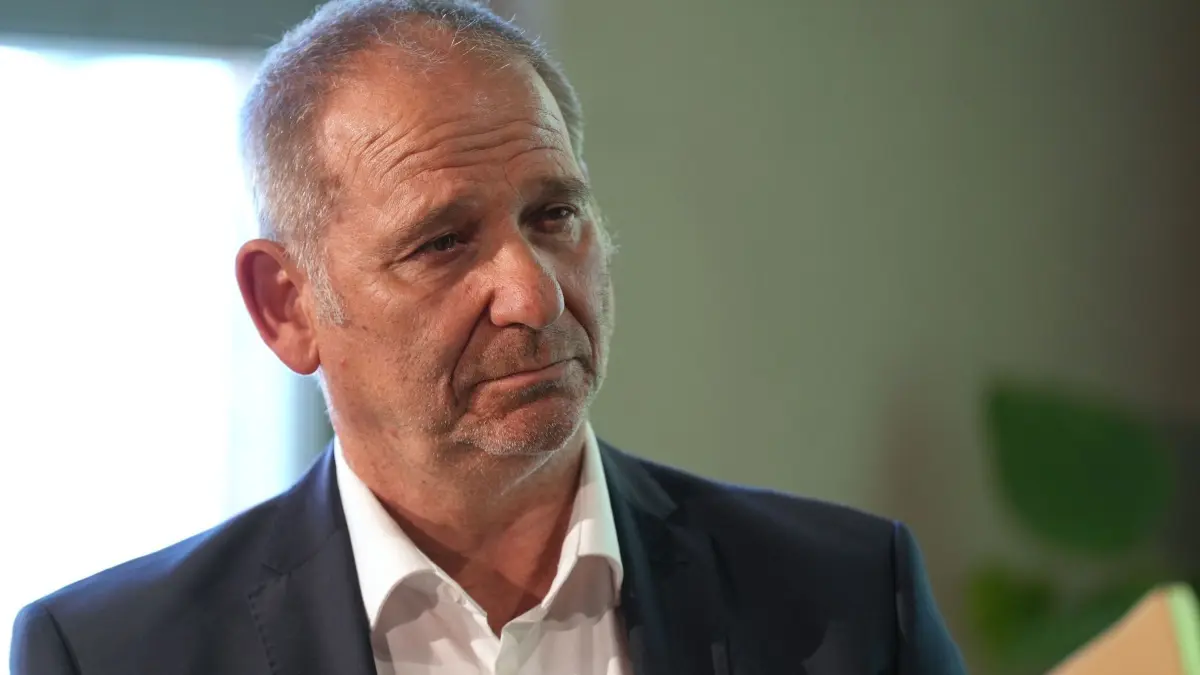 Landtagswahl in Thüringen - Wahlparty Grüne: 01.09.2024, Thüringen, Erfurt: Bernhard Stengele (Bündnis 90/Die Grünen), Teil des Spitzenkandidaten-Duos der Grünen, reagiert nach der Veröffentlichung der ersten Prognose zur Landtagswahl in Thüringen bei der Wahlparty der Grünen. In Thüringen fand am Sonntag die Landtagswahl statt. Foto: David Breidert/dpa +++ dpa-Bildfunk +++
