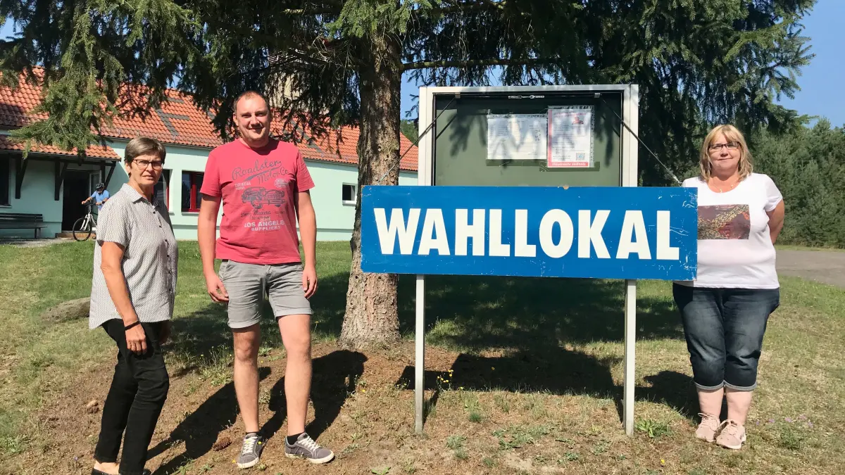 Das kleinste Wahllokal weit und breit: Im Gerätehaus der Freiwilligen Feuerwehr (hinten) befindet sich das Wahllokal des kleinen Ortes Zeißholz. Eva-Maria Ebschke, David Heiber und Manuela Heiber (v.l.) sichern als Wahlvorstand die Frühschicht des Wahltages ab.