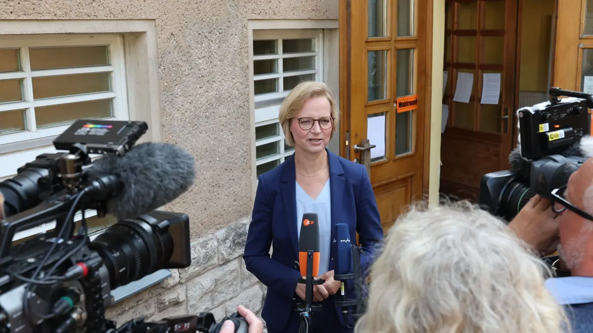 Katja Wolf, Thüringer Spitzenkandidatin des BSW, spricht nach der Stimmabgabe zur Landtagswahl mit Journalisten. In Thüringen findet am Sonntag die Landtagswahl statt. +++ dpa-Bildfunk +++