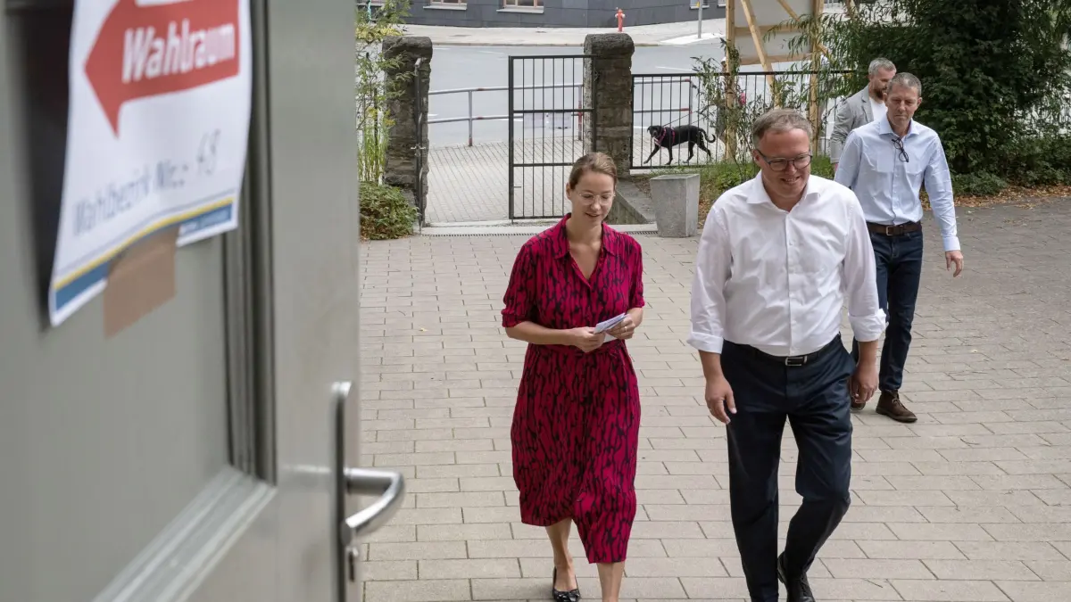 Landtagswahl Thüringen - Stimmabgabe Voigt: 01.09.2024, Thüringen, Jena: Mario Voigt (CDU), Vorsitzender der CDU in Thüringen und Spitzenkandidat seiner Partei, und seine Frau Constanze Fünfstück kommen zur Landtagswahl in Thüringen zur Stimmabgabe zum Wahllokal. In Thüringen findet am Sonntag die Landtagswahl statt. Foto: Hannes P. Albert/dpa +++ dpa-Bildfunk +++